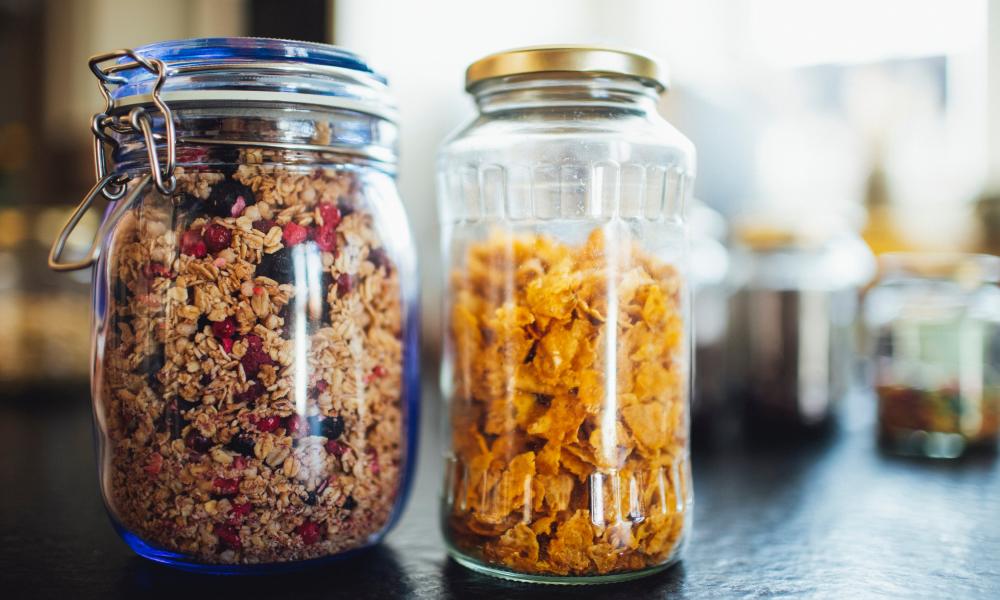 Zero waste lifestlye – shop cereals, crunchy muesli and cornflakes in your reusable glasses without packaging