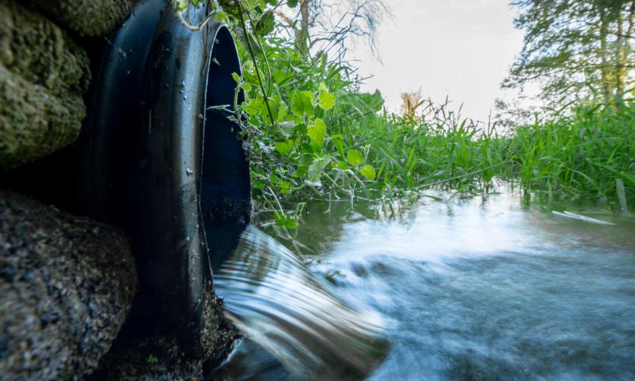 Water running from water treatment works into filtration ponds before the water reaches a river in Norfolk, UK. © Joseph Gray / WWF-UK