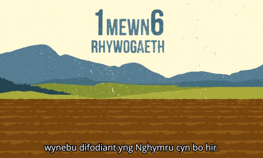 Tirwedd gyda chaeau a mynyddoedd gyda'r ysgrifen: 1 mewn 6 rhywogaeth  yn wynebu difodiant yng Nghymru cyn bo hir